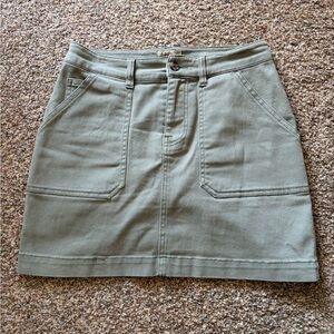 Faherty Olive Mini Skirt, pockets, stretchy. Organic cotton